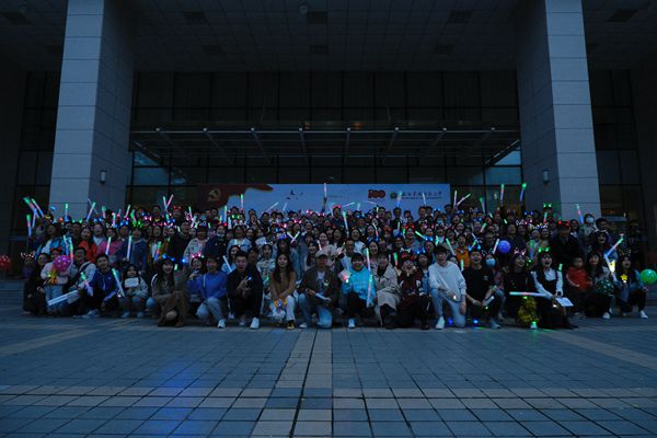 98bbd7415aad4c59a11ce48de6e81c23.jpg 参与活动师生留影.JPG