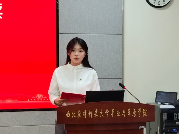 学生代表讲话(近)(1).jpg