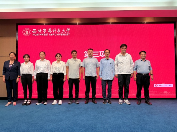 佩戴校徽.jpg