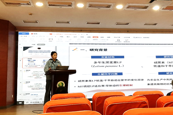 514ff91d884f4657b4ee7c1dc76b04e0.png 尉欣荣在现场进行答辩.png