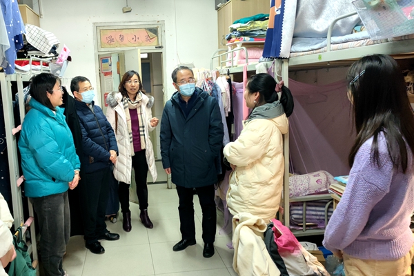 f56d29cf279442b6b957173b9ea6d702.jpg 陈红书记深入宿舍看望学生.jpg